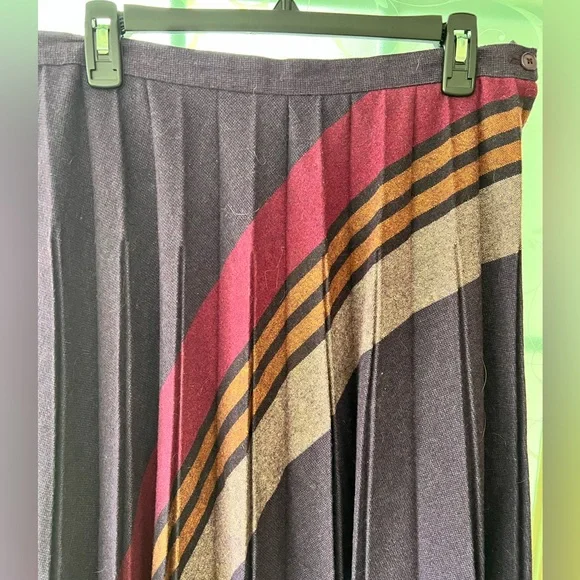 Vintage Personal size 18 union made wool pleated midi skirt with side zipper. - Picture 2 of 7